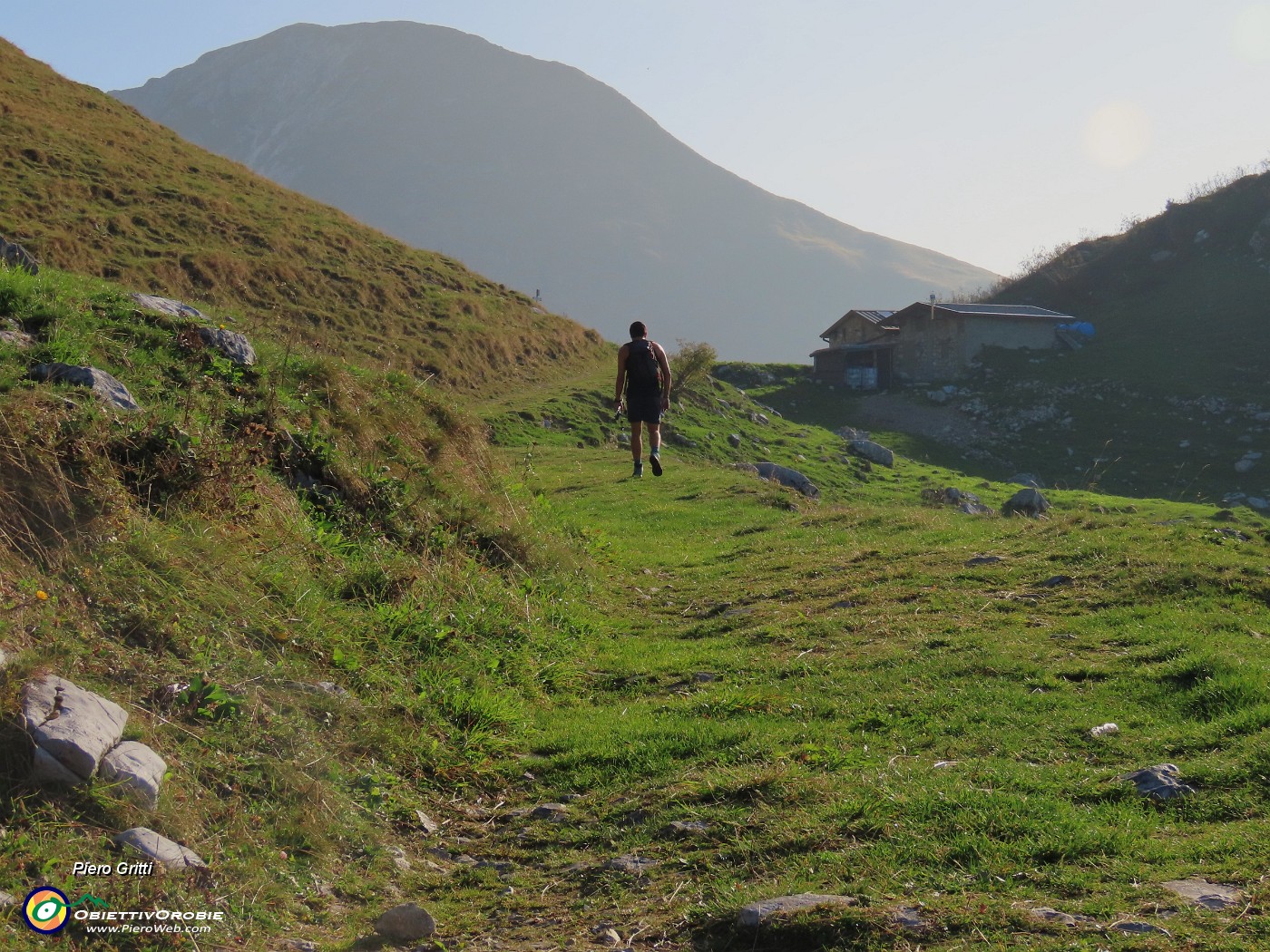 13 Sul sent. 237 passiamo alla Baita Zuccone (1799 m).JPG